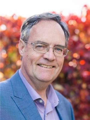LINDSAY & Associates - Ian Lindsay, Personal Real Estate Corporation
